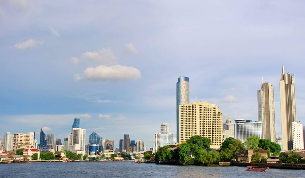 Blick auf Bangkok Skyline am Chao Phraya in Thailand
