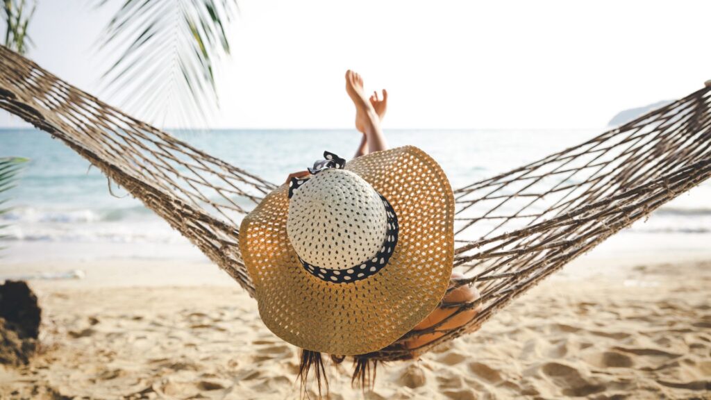 Frau entspannt in einer Hängematte am Strand in Thailand – Slow Travel und bewusstes Reisen genießen
