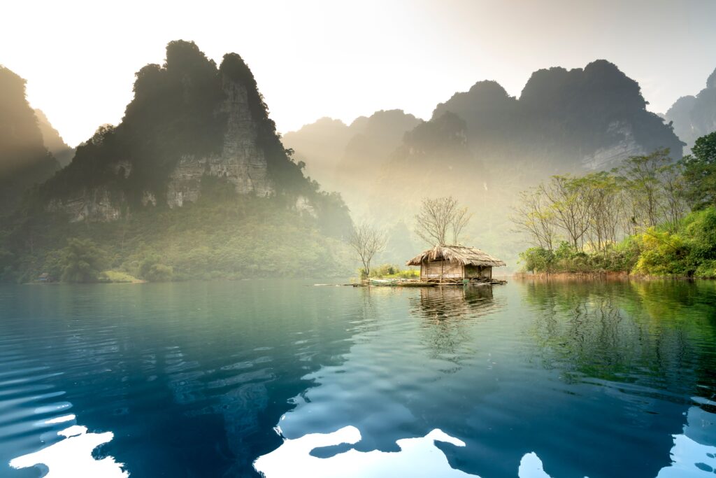 Khao Sok Nationalpark mit schwimmender Hütte auf dem Cheow Lan Lake zwischen bewaldeten Kalksteinfelsen