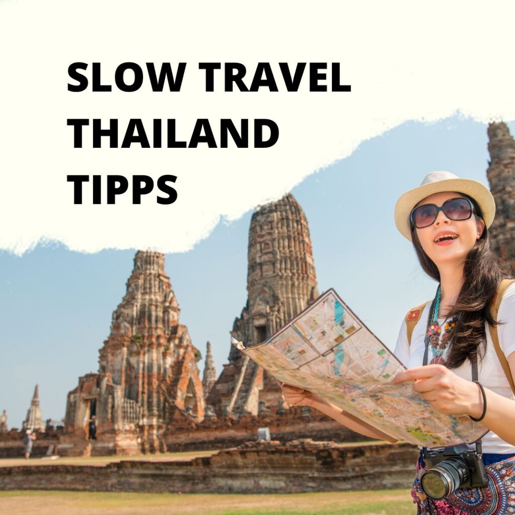 Reisende mit Karte vor Tempel in Thailand - Slow Travel Tipps