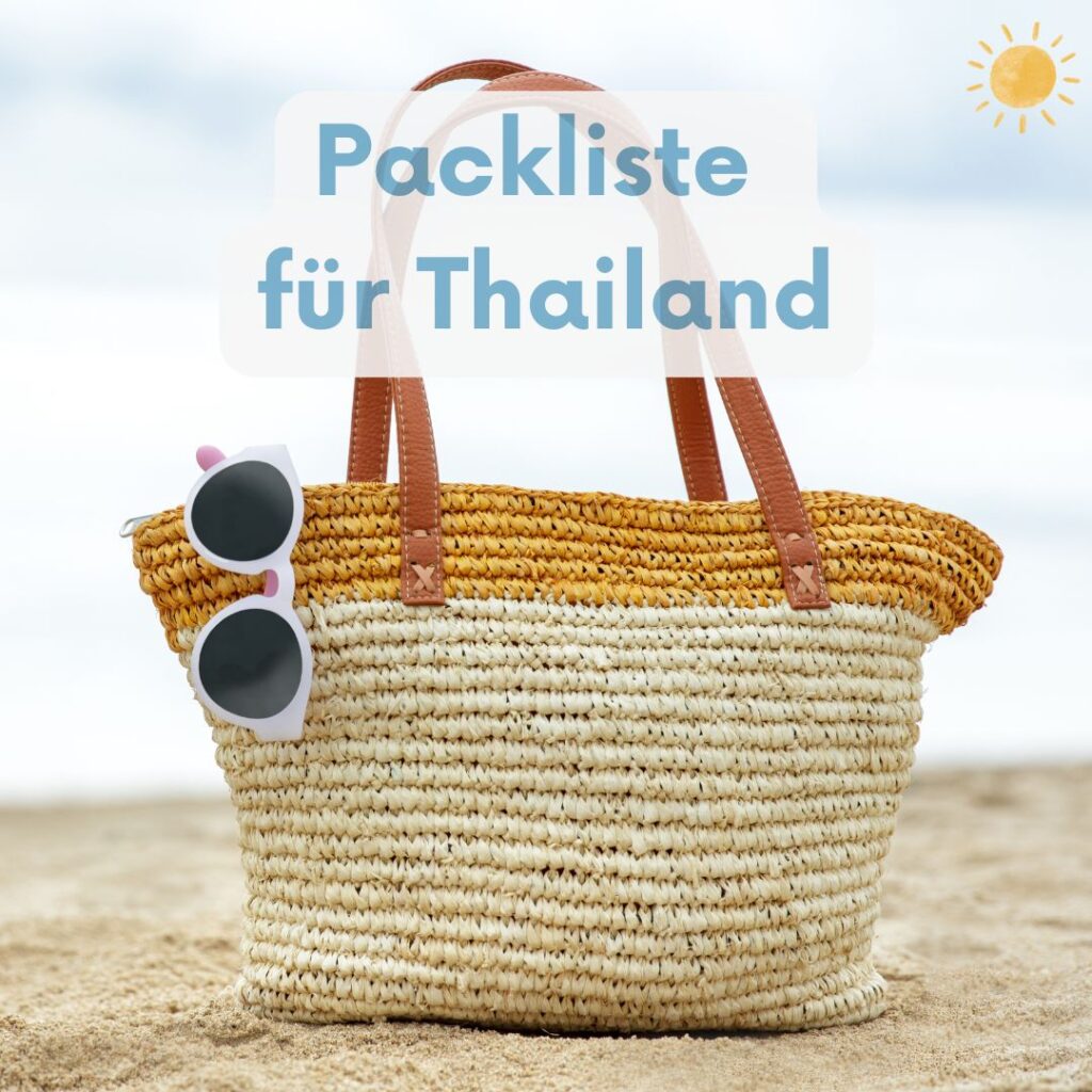 Packliste Thailand mit Strandtasche und Sonnenbrille am Strand