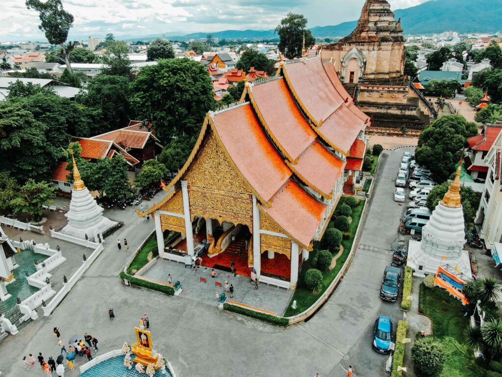 Luftaufnahme des Wat Chedi Luang mit traditioneller thailändischer Tempelarchitektur in Chiang Mai, Thailand