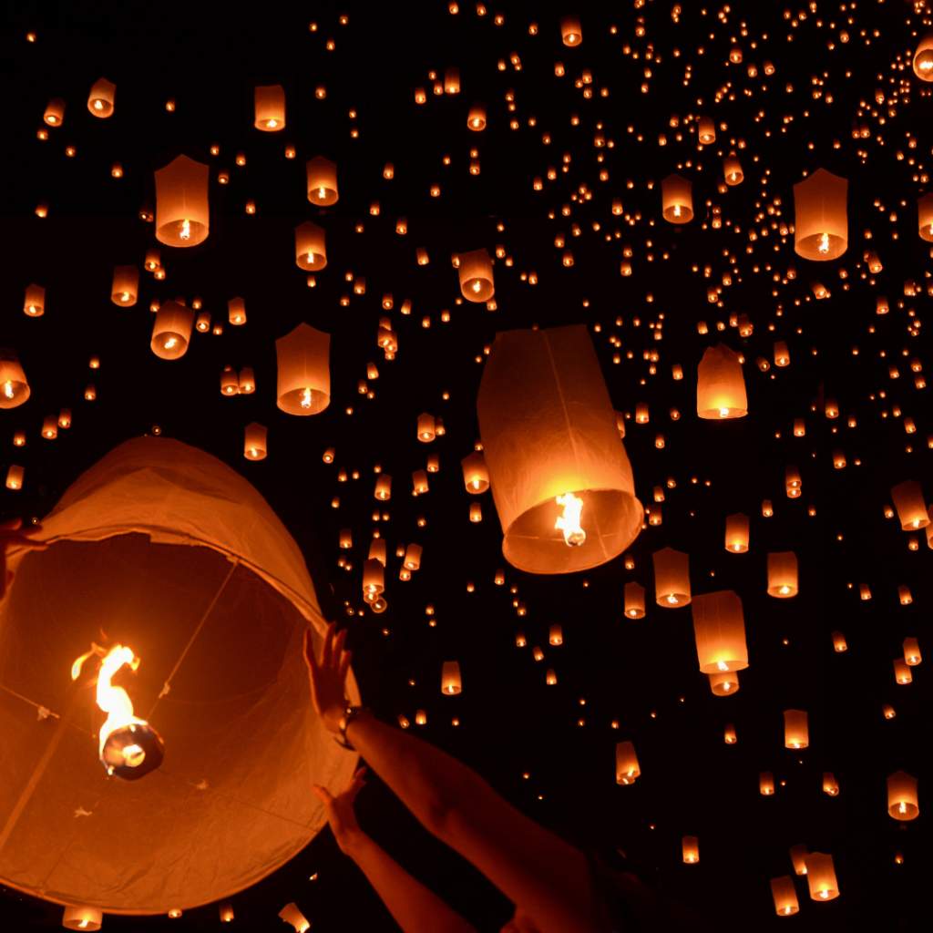Silvester in Chiang Mai mit Laternen am Himmel